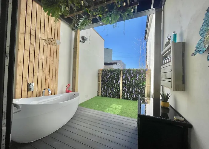 Coastline Retreats: Jungle-Themed Seafront Garden Apartment