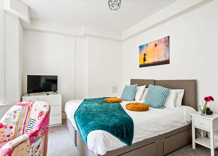 Sant Bank, Central, Secured Parking Included, Contractors Friendly, 1 Bed, Sleep Up To 4, Modern, Near Beach